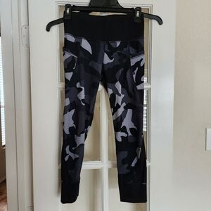 Athleta Women's XS Camo Print 7/8 Leggings with Pockets High Rise Workout Pants